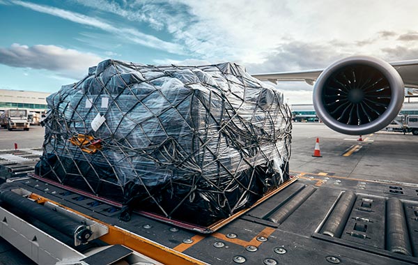 Preparación de material para transporte en avión